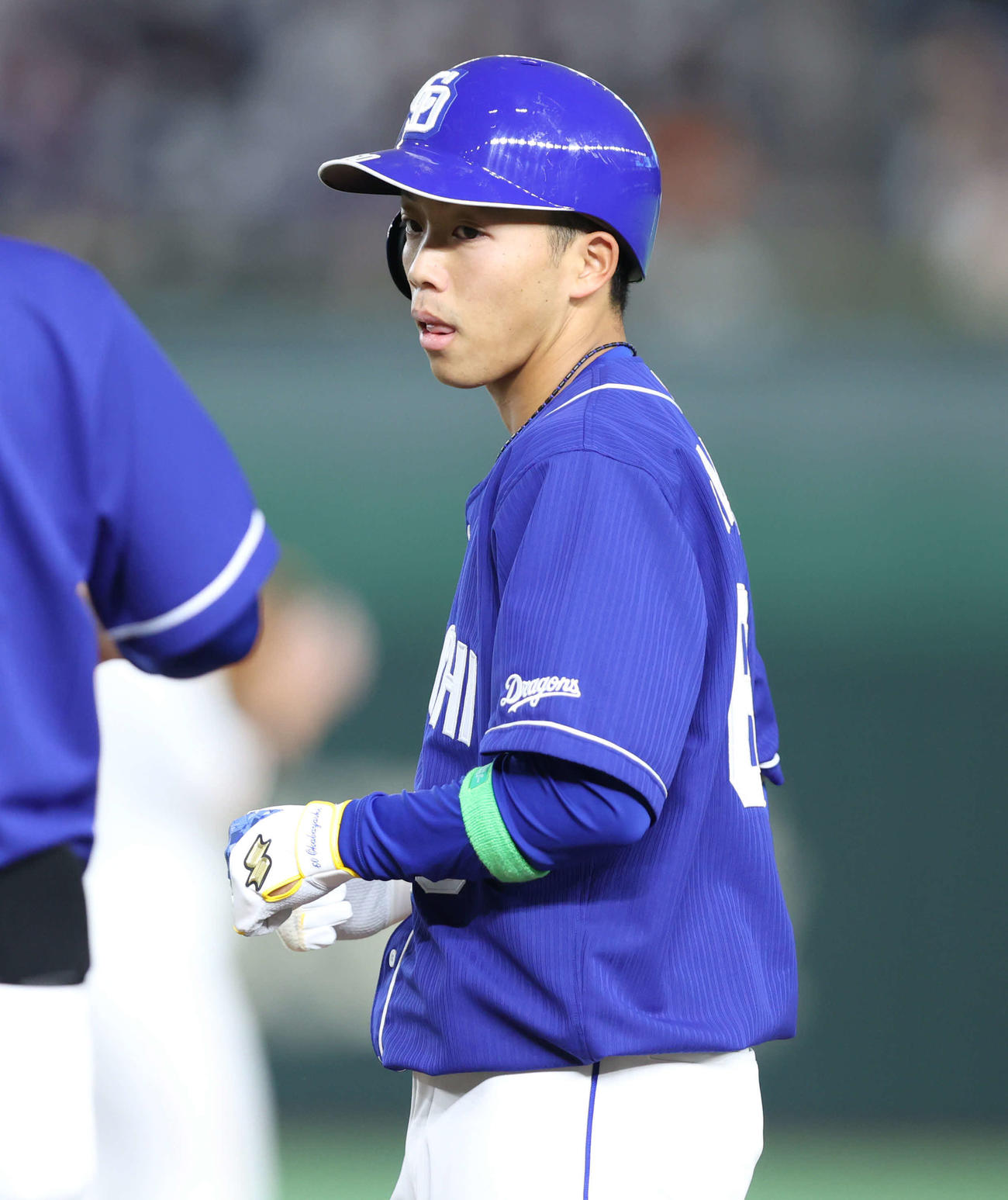 巨人対中日　5回表2死一塁、右前打で出塁する岡林（撮影・河田真司）