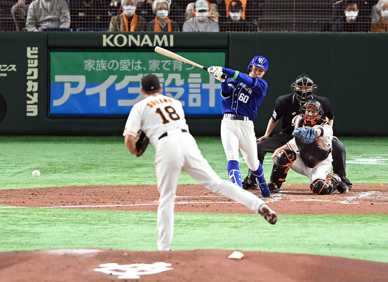 巨人対中日　3回表中日2死一、三塁、右前に適時打を放つ岡林。投手菅野（撮影・たえ見朱実）