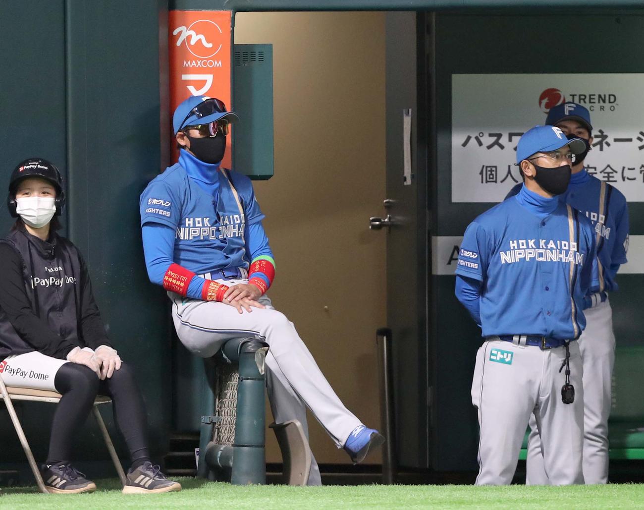 ソフトバンク対日本ハム　8回に逆転されグラウンドを見つめる新庄監督（撮影・黒川智章）