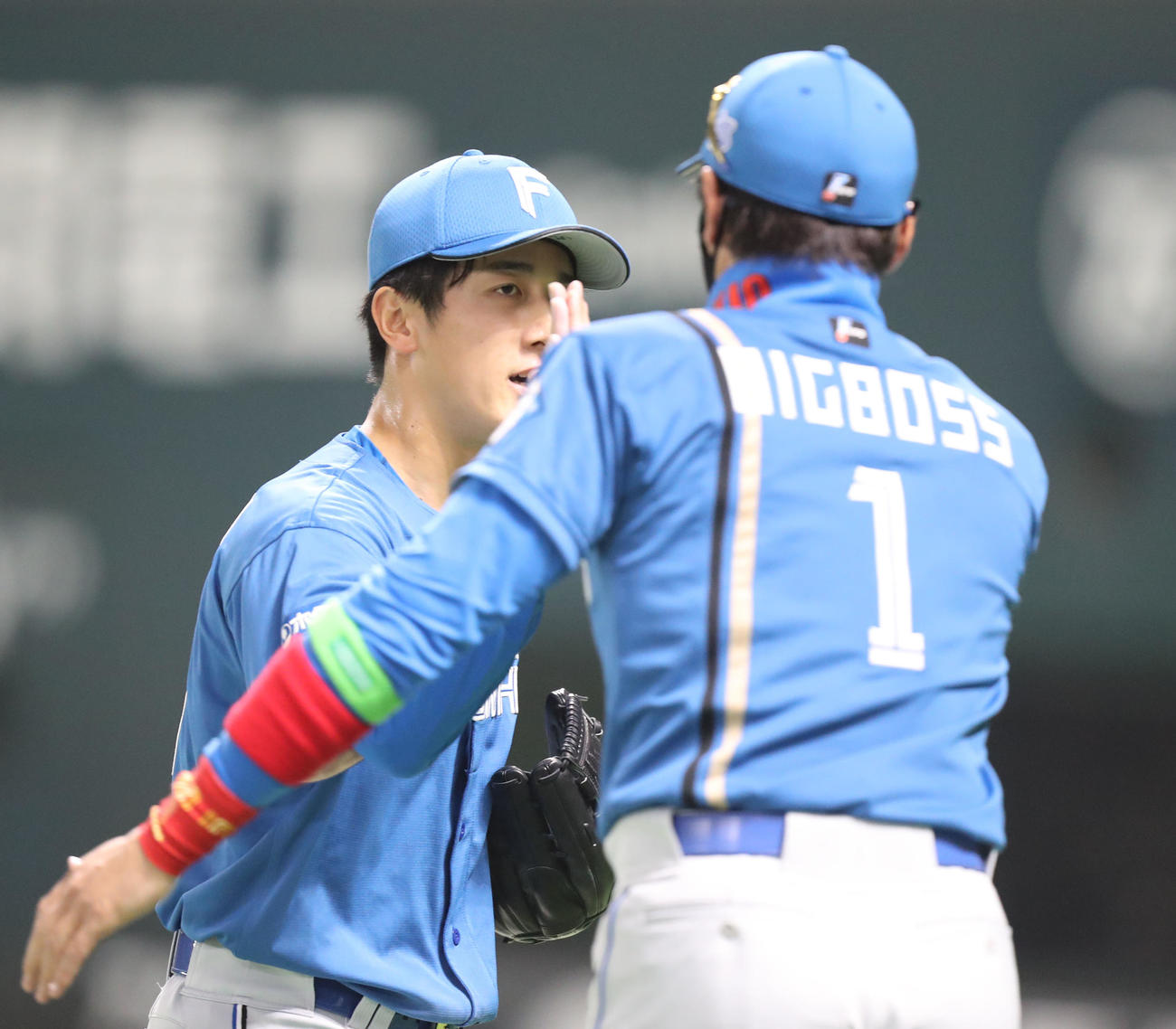 ソフトバンク対日本ハム　2回裏を投げ終え、新庄監督に迎えられる北山（撮影・屋方直哉）