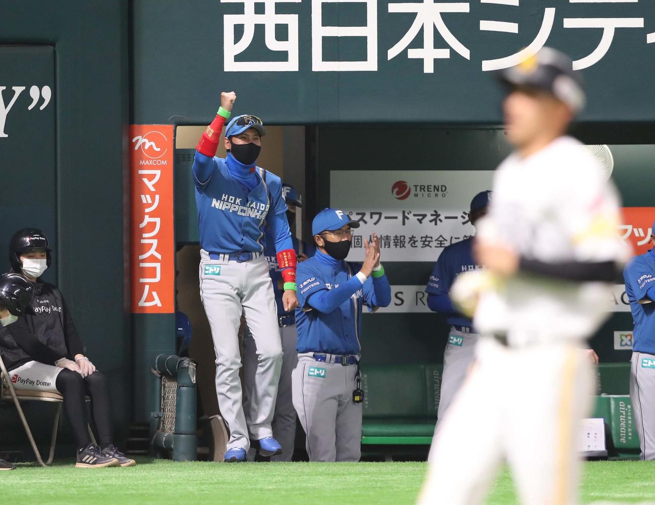 ソフトバンク対日本ハム　1回裏を無失点に抑えガッツポーズの新庄監督（撮影・黒川智章）