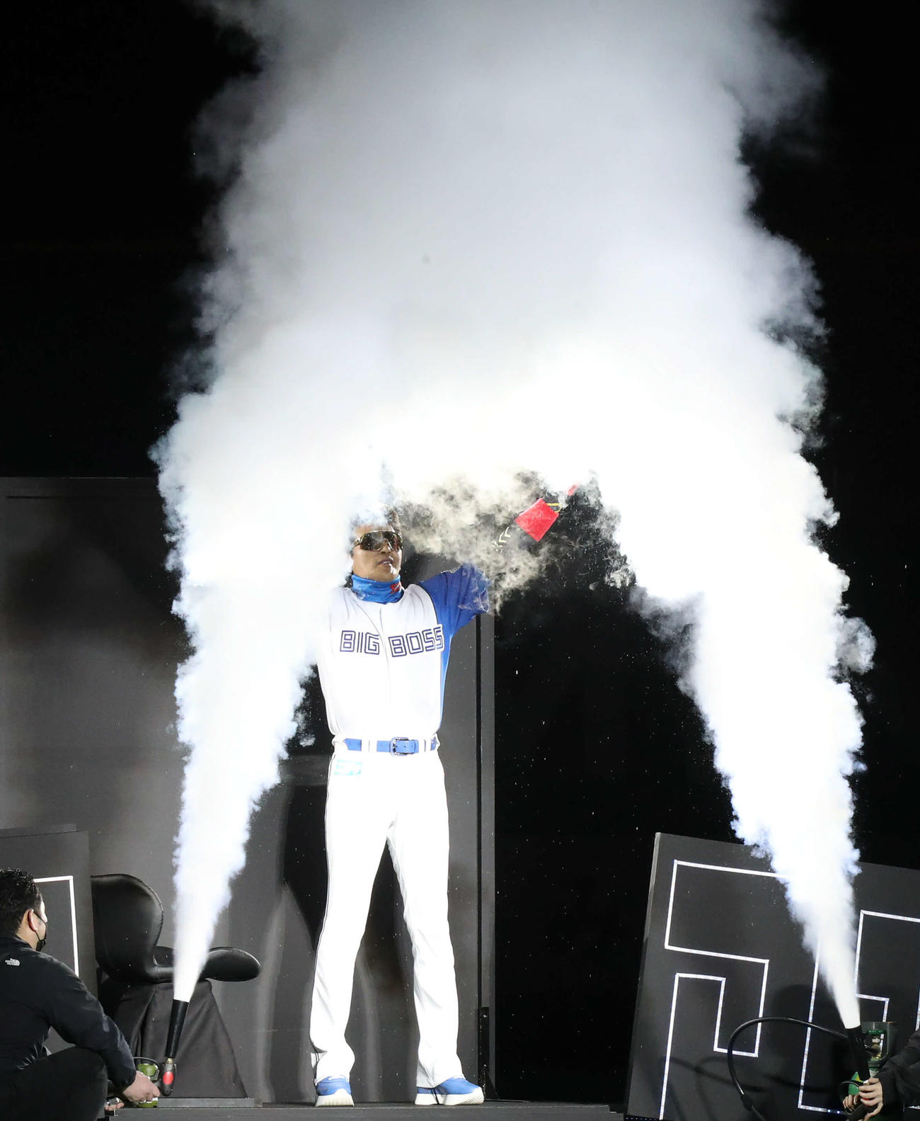ソフトバンク対日本ハム　開幕戦セレモニーで登場する新庄監督（撮影・屋方直哉）