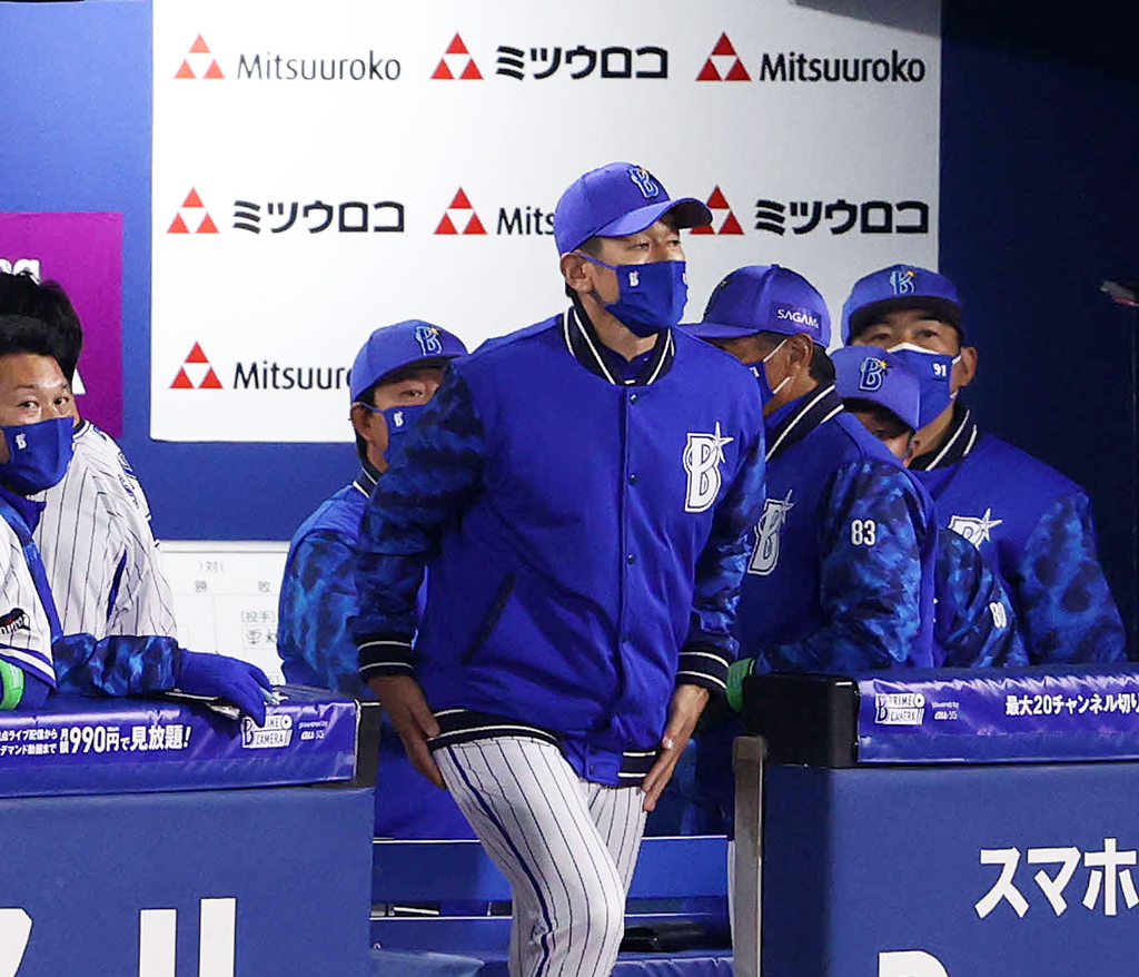 敗戦しファンにあいさつに向かうDeNA三浦監督（中央）（撮影・鈴木正人）
