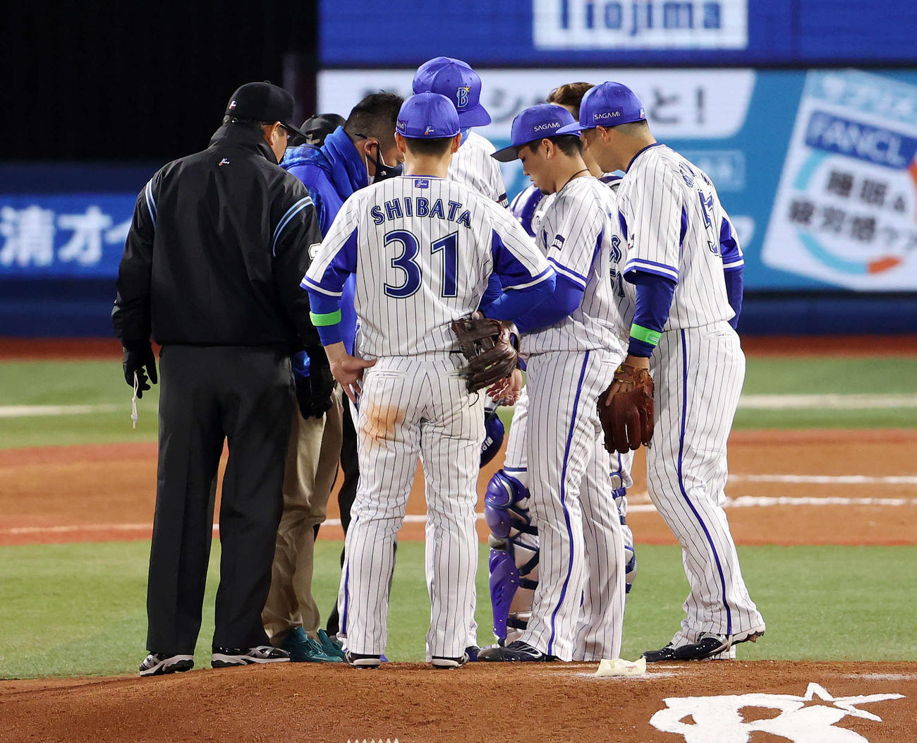6回表、負傷した場所をトレーナーに見せるDeNA東（右から2人目）（撮影・鈴木正人）