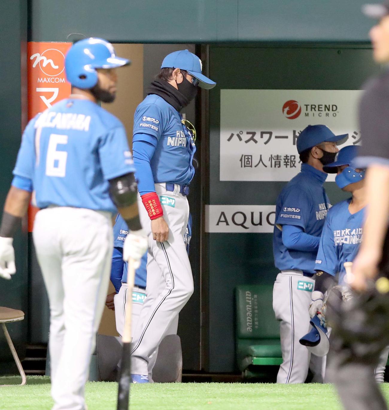 ソフトバンク対日本ハム　連敗しベンチから引き揚げる新庄監督（撮影・黒川智章）