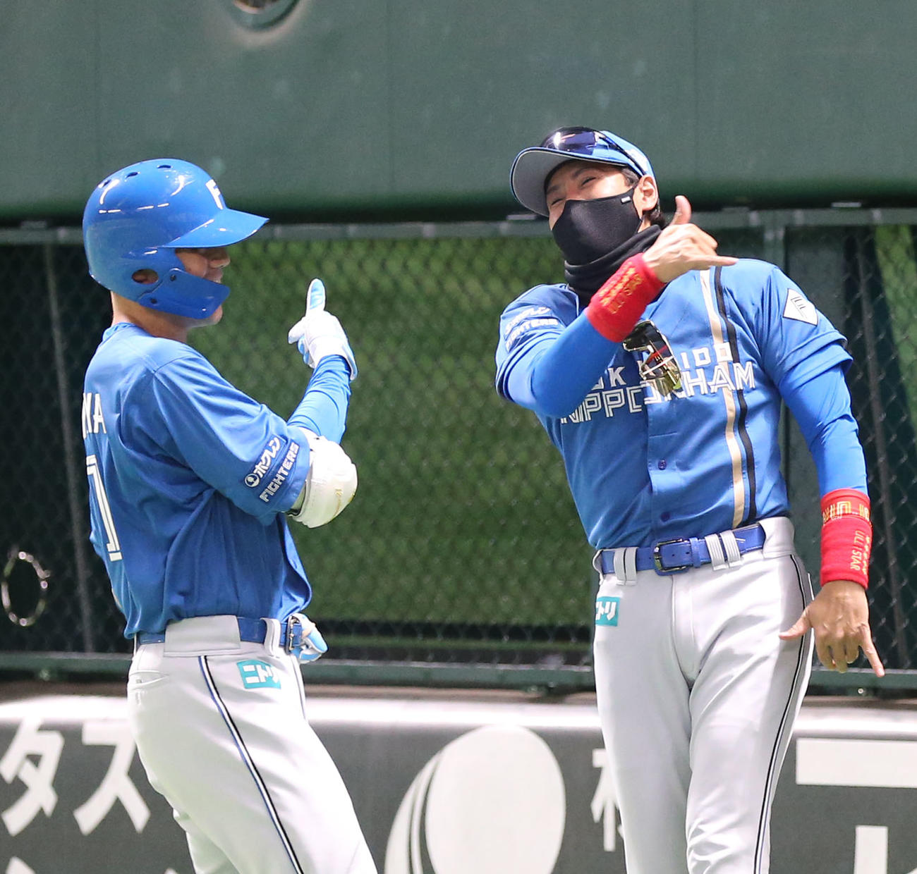 ソフトバンク対日本ハム　9回表日本ハム1死、清宮は右越えの本塁打を放ち、新庄監督とグータッチをする（撮影・屋方直哉）