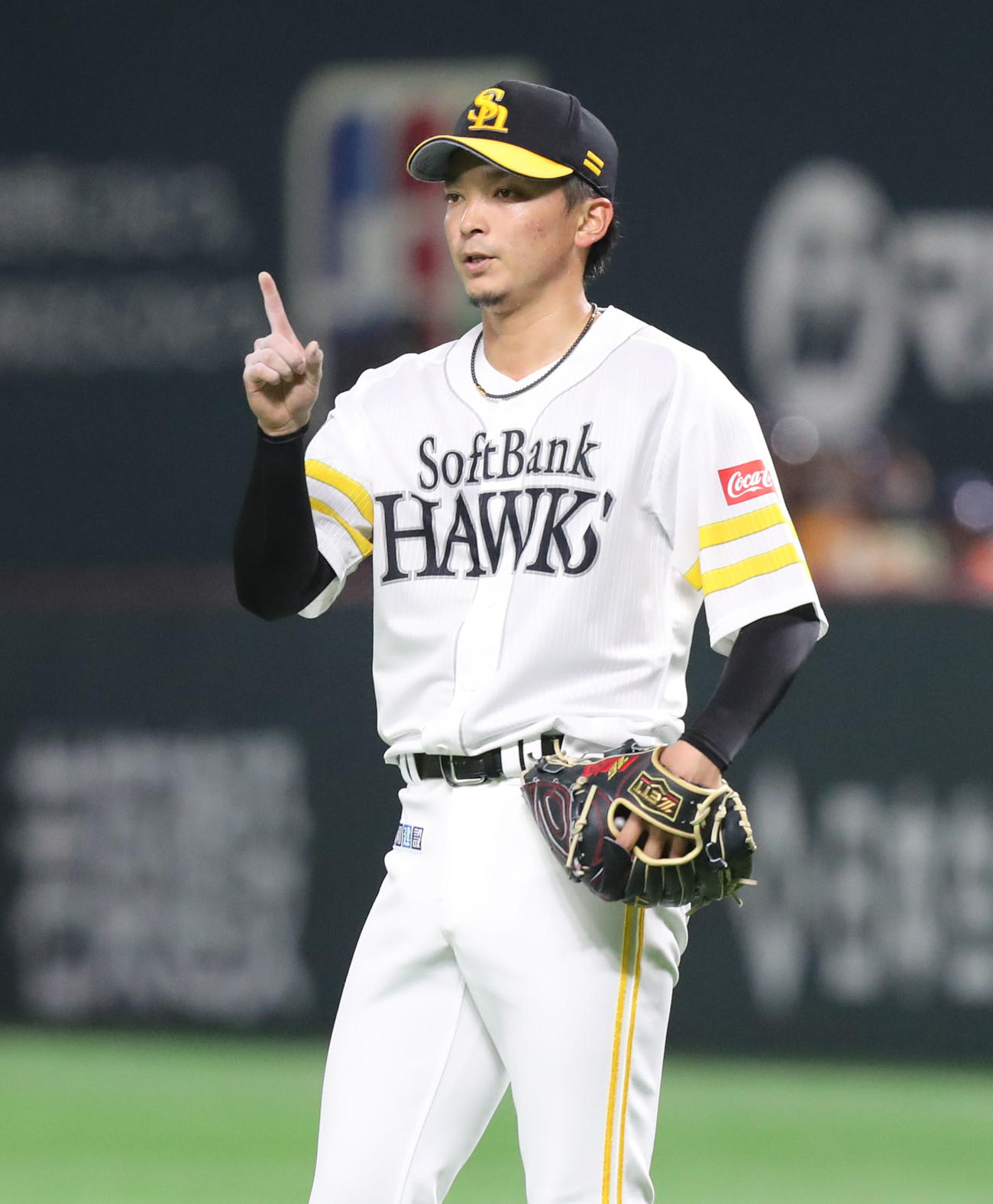 ソフトバンク対日本ハム　1回表日本ハム無死、打者・アルカンタラを投前ゴロに抑えた東浜（撮影・屋方直哉）