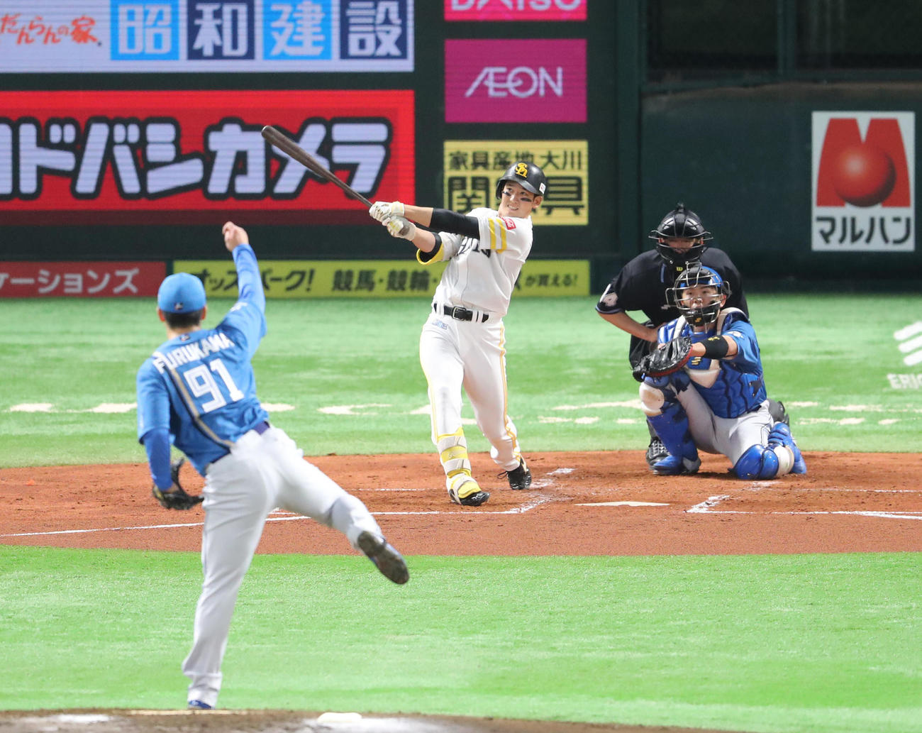 ソフトバンク対日本ハム　2回裏ソフトバンク無死、栗原陵矢は右越えに先制本塁打を放つ（撮影・梅根麻紀）