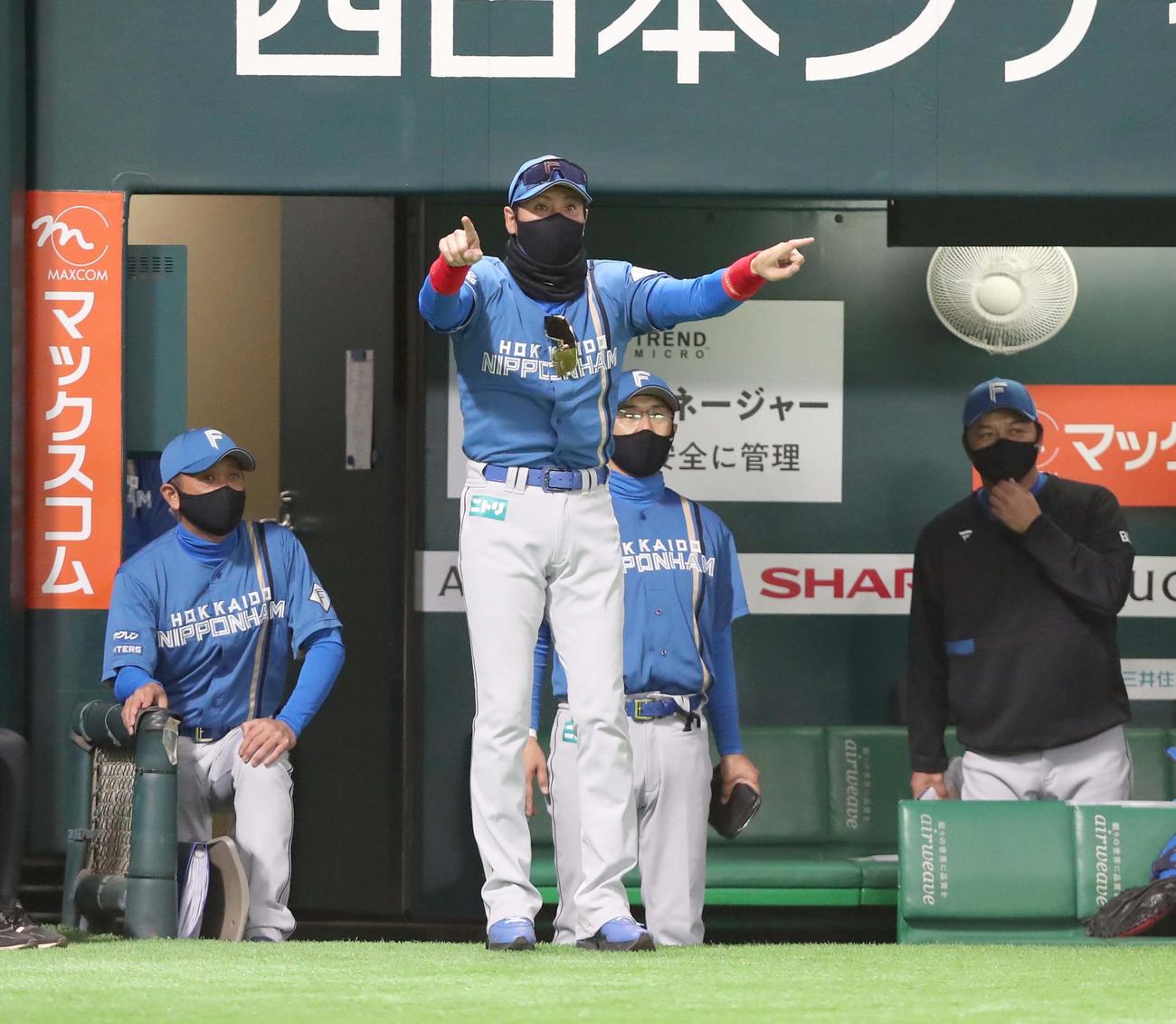 ソフトバンク対日本ハム　4回表、清宮のファウル判定にリクエストを要求する新庄監督（撮影・黒川智章）