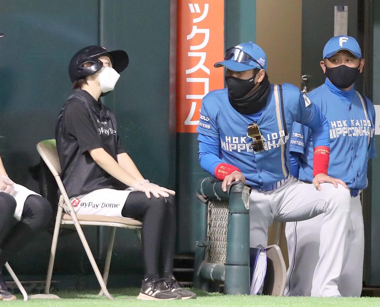 ソフトバンク対日本ハム　4回表、リクエストの結果を待つ間、ボールガールにも聞いてみる新庄監督（撮影・黒川智章）