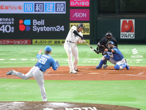 ソフトバンク対日本ハム　5回裏ソフトバンク2死満塁、柳田悠岐は中前に2点適時打を放つ（撮影・梅根麻紀）