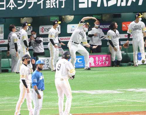 ソフトバンク対日本ハム　5回裏ソフトバンク2死満塁、柳田悠岐は中前に2点適時打を放つ、大喜びのベンチのナイン（撮影・梅根麻紀）
