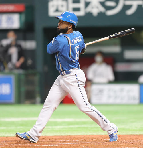 ソフトバンク対日本ハム　4回表日本ハム無死、アルカンタラは左越えの本塁打を放つ（撮影・屋方直哉）