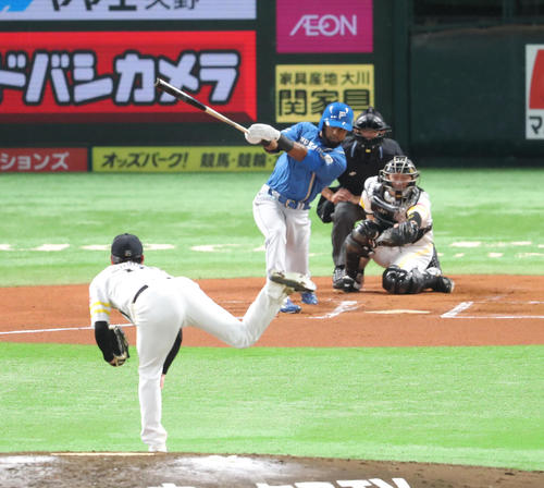 ソフトバンク対日本ハム　6回表日本ハム1死、アルカンタラは右越えに本塁打を放つ（撮影・梅根麻紀）