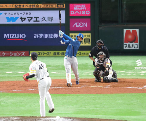ソフトバンク対日本ハム　9回表日本ハム1死、清宮幸太郎は右越え本塁打を放つ（撮影・梅根麻紀）