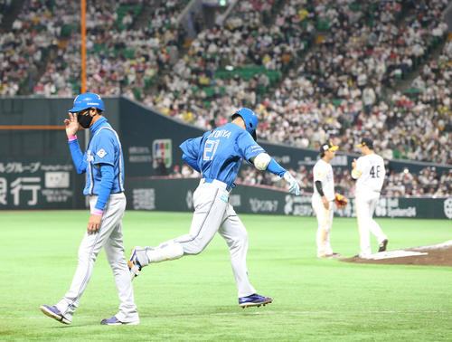 ソフトバンク対日本ハム　9回表日本ハム1死、清宮は右越えの本塁打を放ち、コーチとハイタッチをする（撮影・屋方直哉）