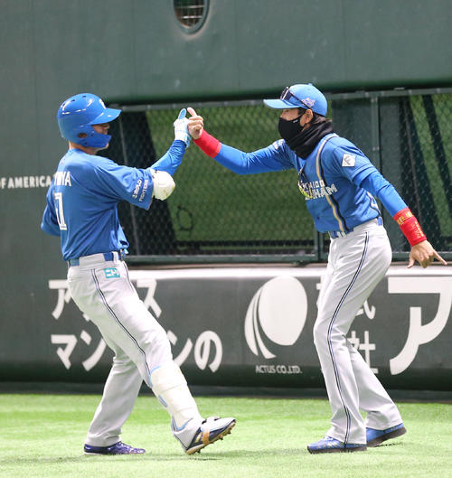 ソフトバンク対日本ハム　9回表日本ハム1死、清宮は右越えの本塁打を放ち、新庄監督とグータッチをする（撮影・屋方直哉）