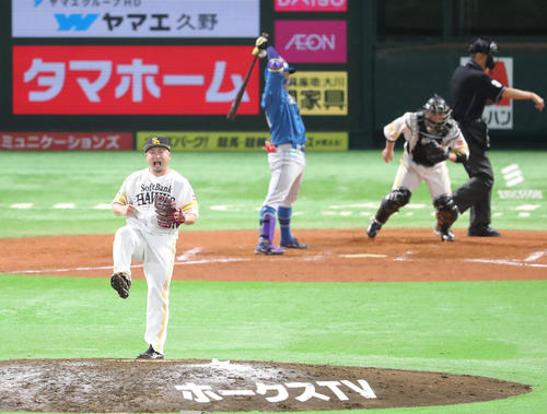 ソフトバンク対日本ハム　9回表日本ハム2死満塁、宇佐見真吾は見逃しの三振、森唯斗はガッツポーズ（撮影・梅根麻紀）
