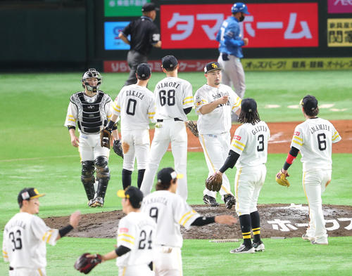 ソフトバンク対日本ハム　開幕2連勝のソフトバンクナインはハイタッチをかわす（撮影・梅根麻紀）