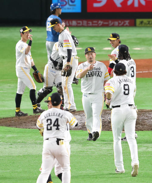 ソフトバンク対日本ハム　開幕2連勝のソフトバンクナインはハイタッチをかわす（撮影・梅根麻紀）