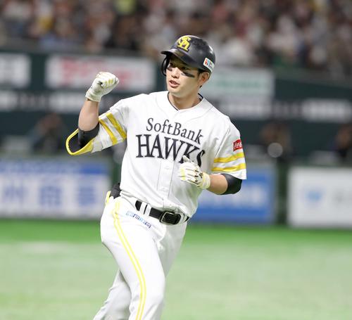 ソフトバンク対日本ハム　2回裏ソフトバンク無死、右越え本塁打を放ちガッツポーズの栗原（撮影・黒川智章）