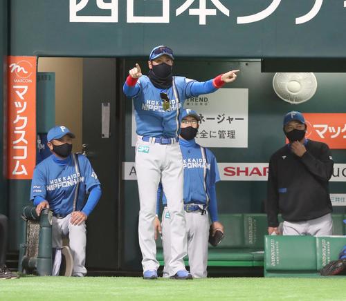 ソフトバンク対日本ハム　4回表、清宮のファウル判定にリクエストを要求する新庄監督（撮影・黒川智章）