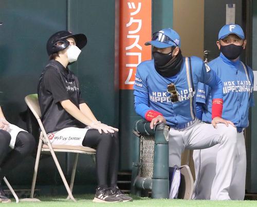 ソフトバンク対日本ハム　4回表、リクエストの結果を待つ間、ボールガールにも聞いてみる新庄監督（撮影・黒川智章）