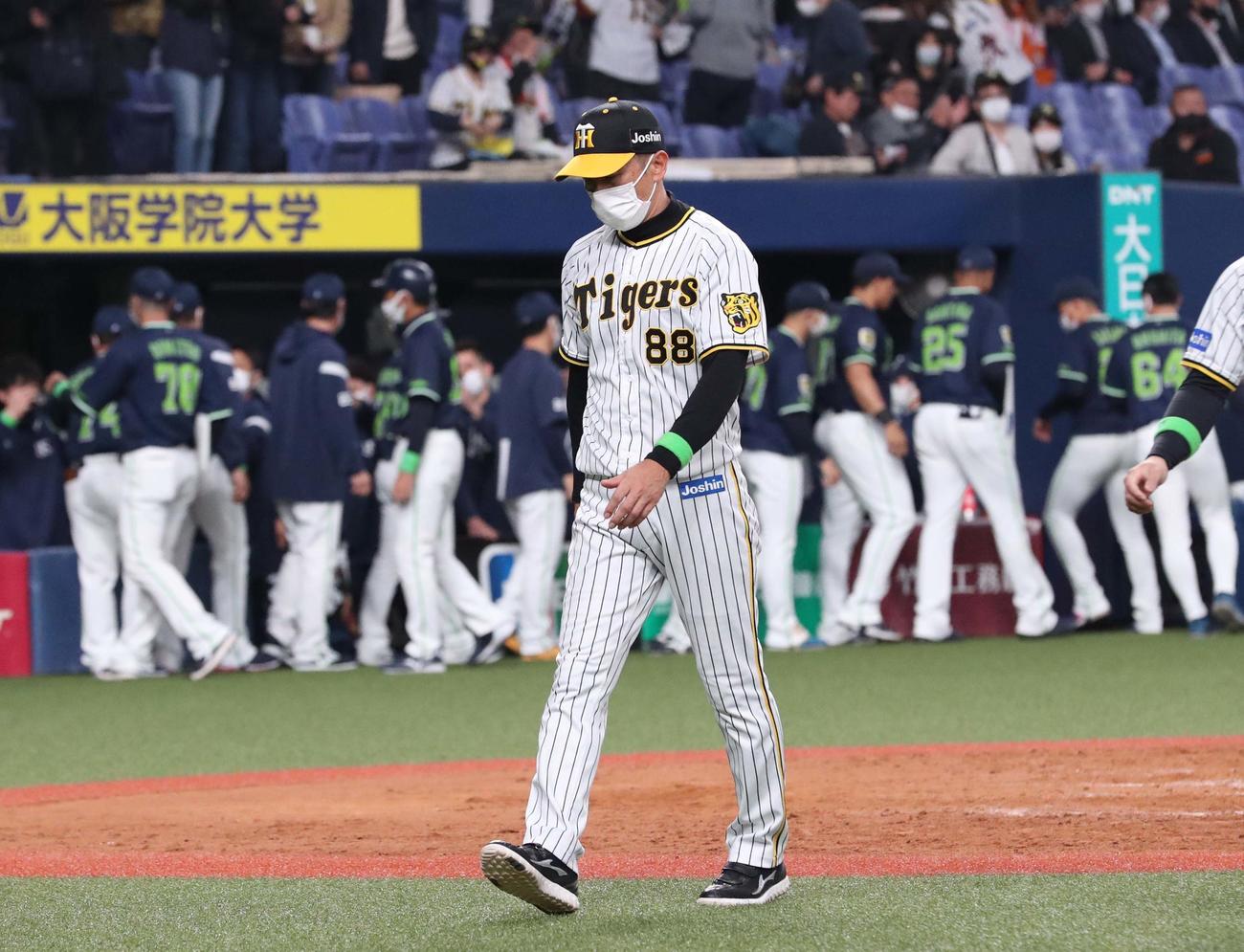 阪神対ヤクルト　ヤクルトに敗れ肩を落として引き揚げる矢野監督（撮影・上田博志）