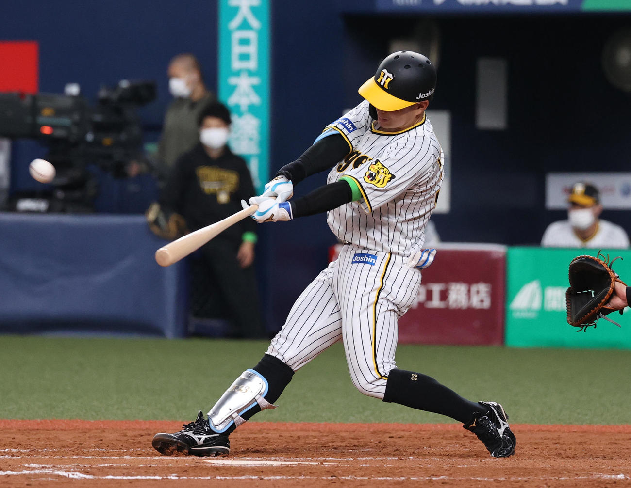 阪神対ヤクルト　3回裏阪神2死二、三塁、糸原は右越え2点適時三塁打を放つ（撮影・上山淳一）
