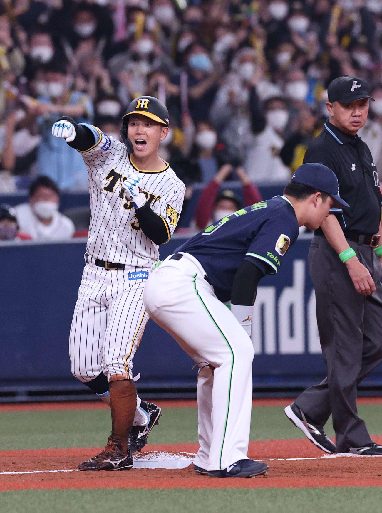 阪神対ヤクルト　3回裏阪神2死二、三塁、右翼線へ勝ち越し2点適時三塁打を放ちガッツポーズする糸原（撮影・上田博志）