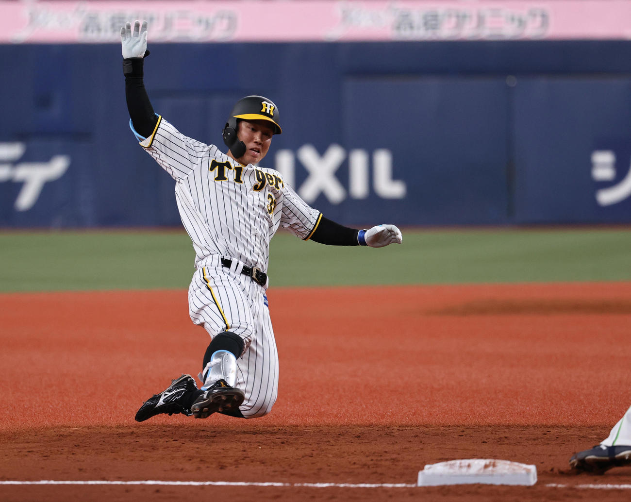 阪神対ヤクルト　3回裏阪神2死二、三塁、糸原は右越え勝ち越し2点適時打を放ち、三塁に滑り込む（撮影・上山淳一）