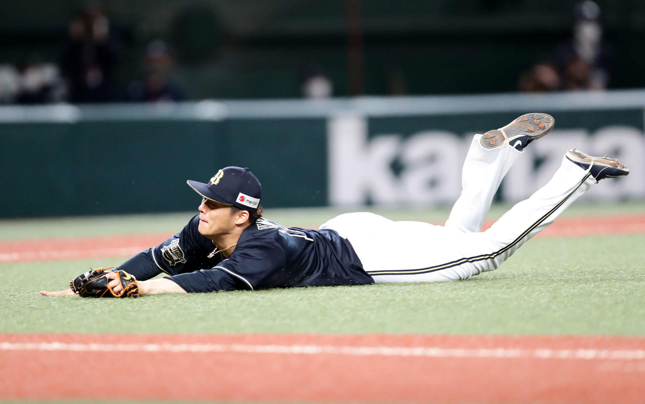 西武対オリックス　5回裏西武無死一塁、外崎のふわりと上がった送りバントに飛び込んで捕球する山本（撮影・浅見桂子）