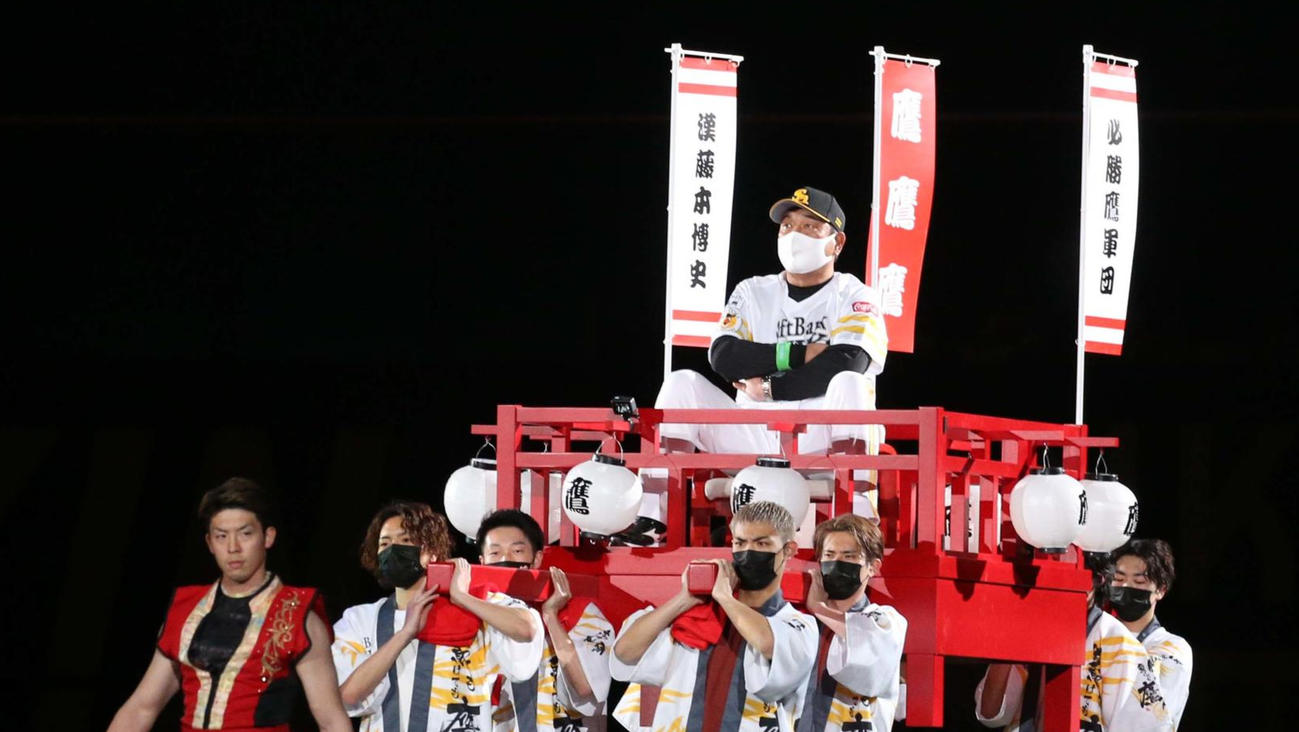 ソフトバンク対日本ハム　開幕セレモニーでみこしに乗って登場する藤本監督（撮影・黒川智章）
