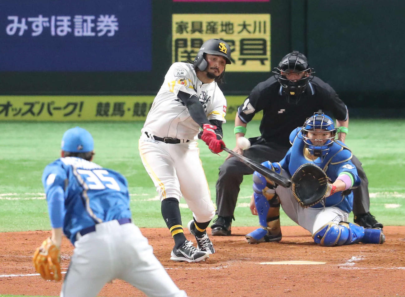 ソフトバンク対日本ハム　8回裏ソフトバンク1死満塁、ガルビスは逆転満塁本塁打を放つ（撮影・梅根麻紀）