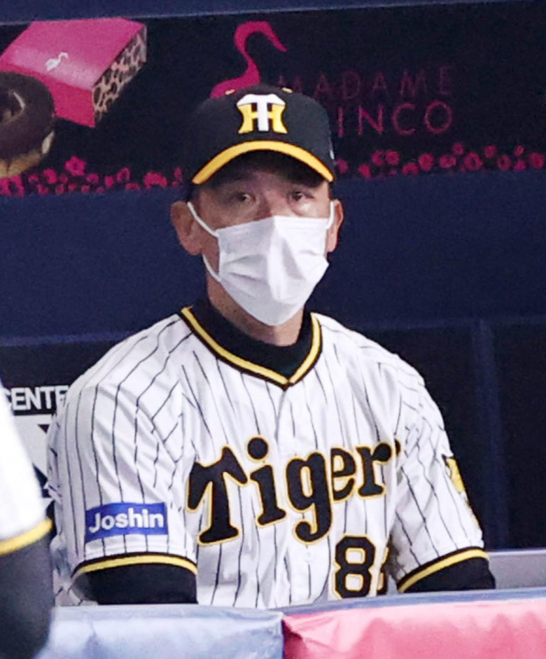 25日の阪神対ヤクルト　9回表、抑えのケラーが炎上し、厳しい表情の矢野監督（撮影・加藤哉）