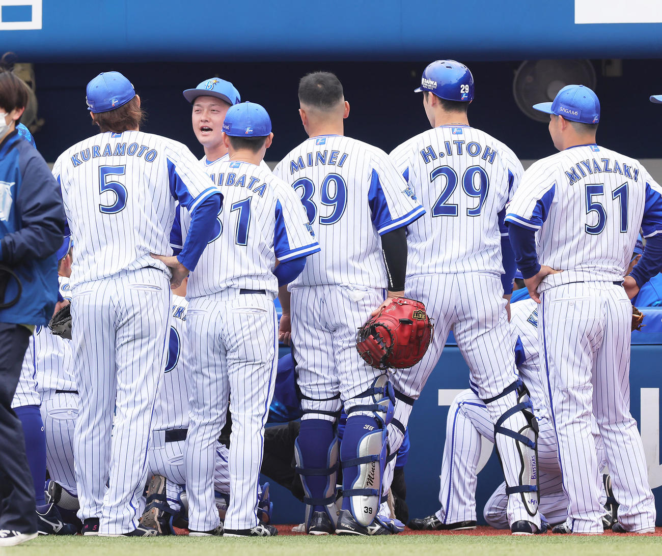 試合前の円陣で笑顔で声出しをするDeNA牧（左から2人目）（撮影・足立雅史）
