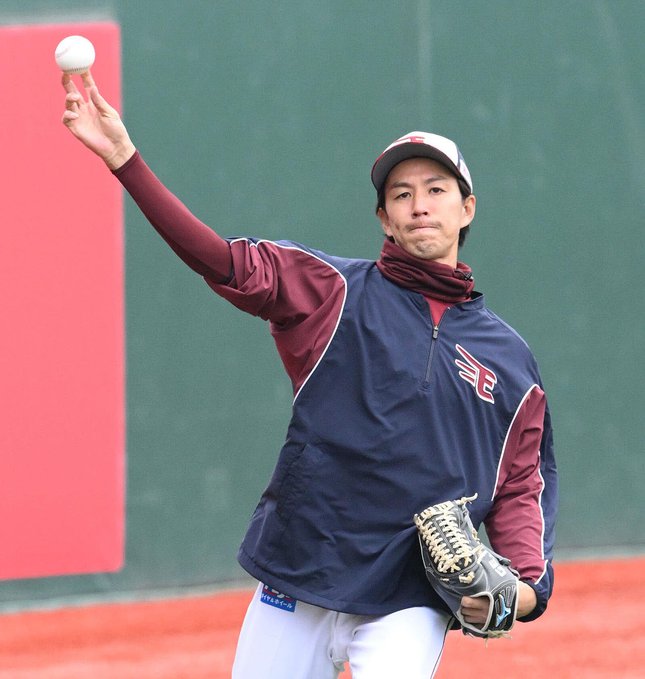 楽天対ロッテ　試合前練習のキャッチボールで調整する楽天岸（撮影・滝沢徹郎）
