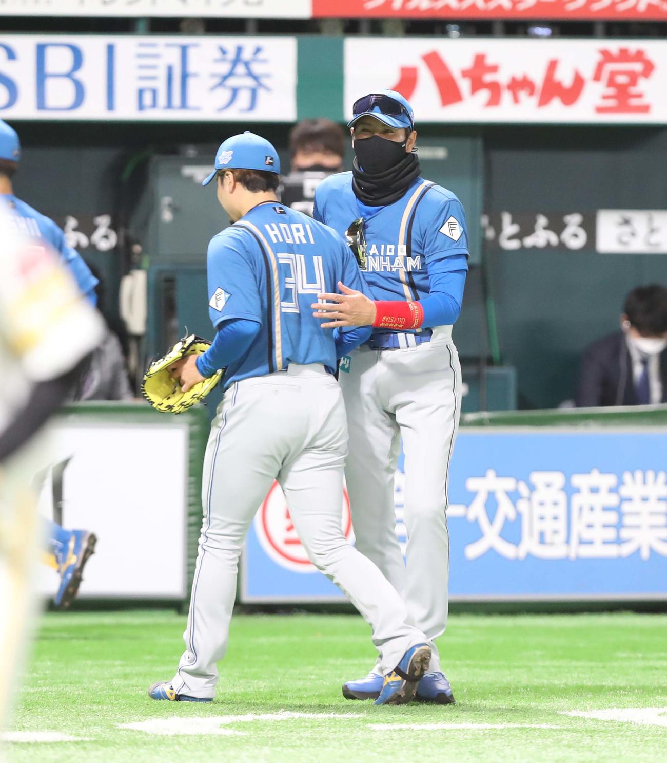 ソフトバンク対日本ハム　1回裏を投げ終えた堀を出迎える新庄監督（撮影・黒川智章）