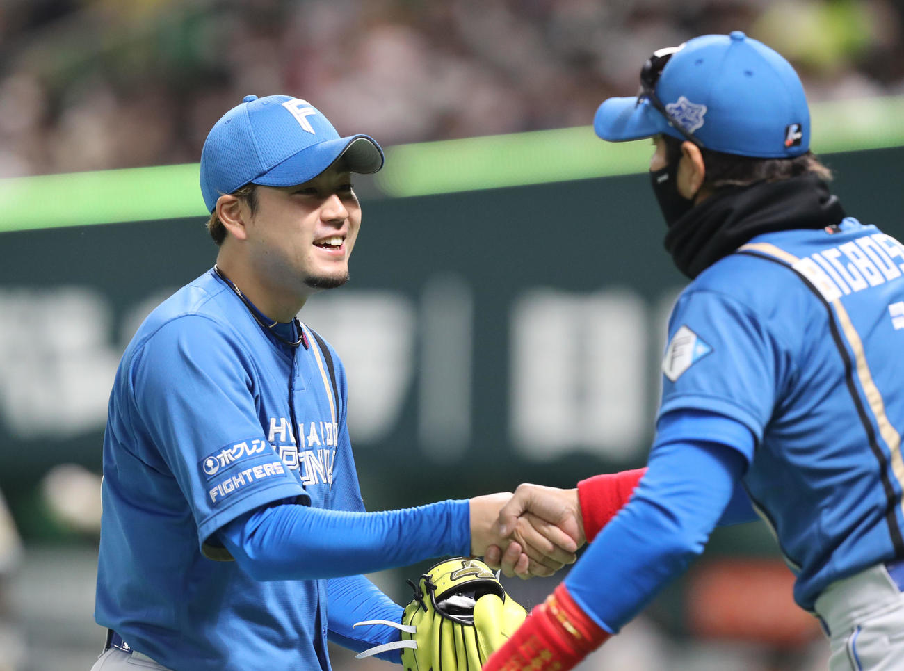 ソフトバンク対日本ハム　1回裏を投げ終え、新庄監督に迎えられる堀（撮影・屋方直哉）