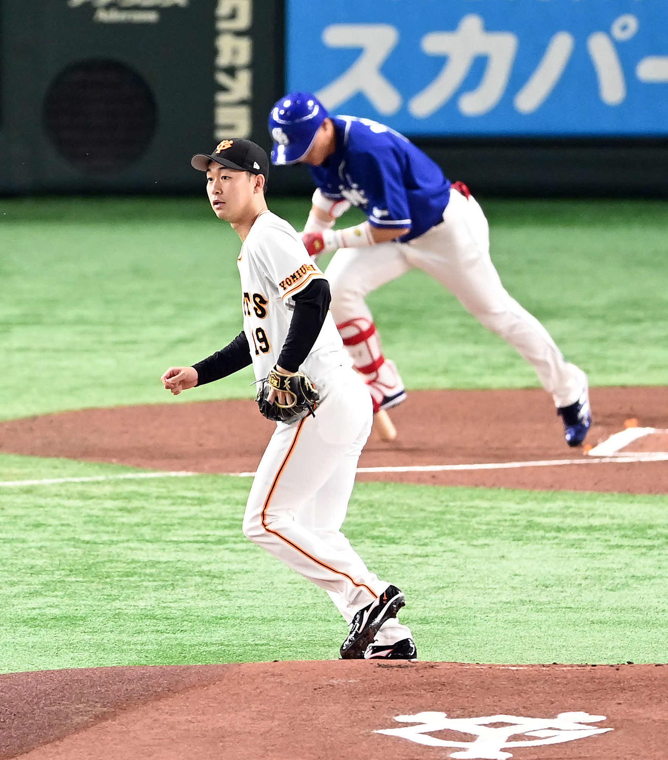 巨人対中日　1回表中日無死、大島を二ゴロに仕留める山崎伊（撮影・たえ見朱実）