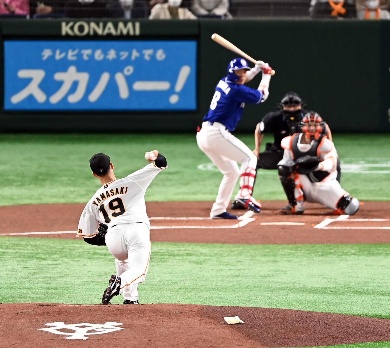 巨人対中日　プロ入り初先発の巨人山崎伊は大島洋平に対し第1投を投じる（撮影・たえ見朱実）