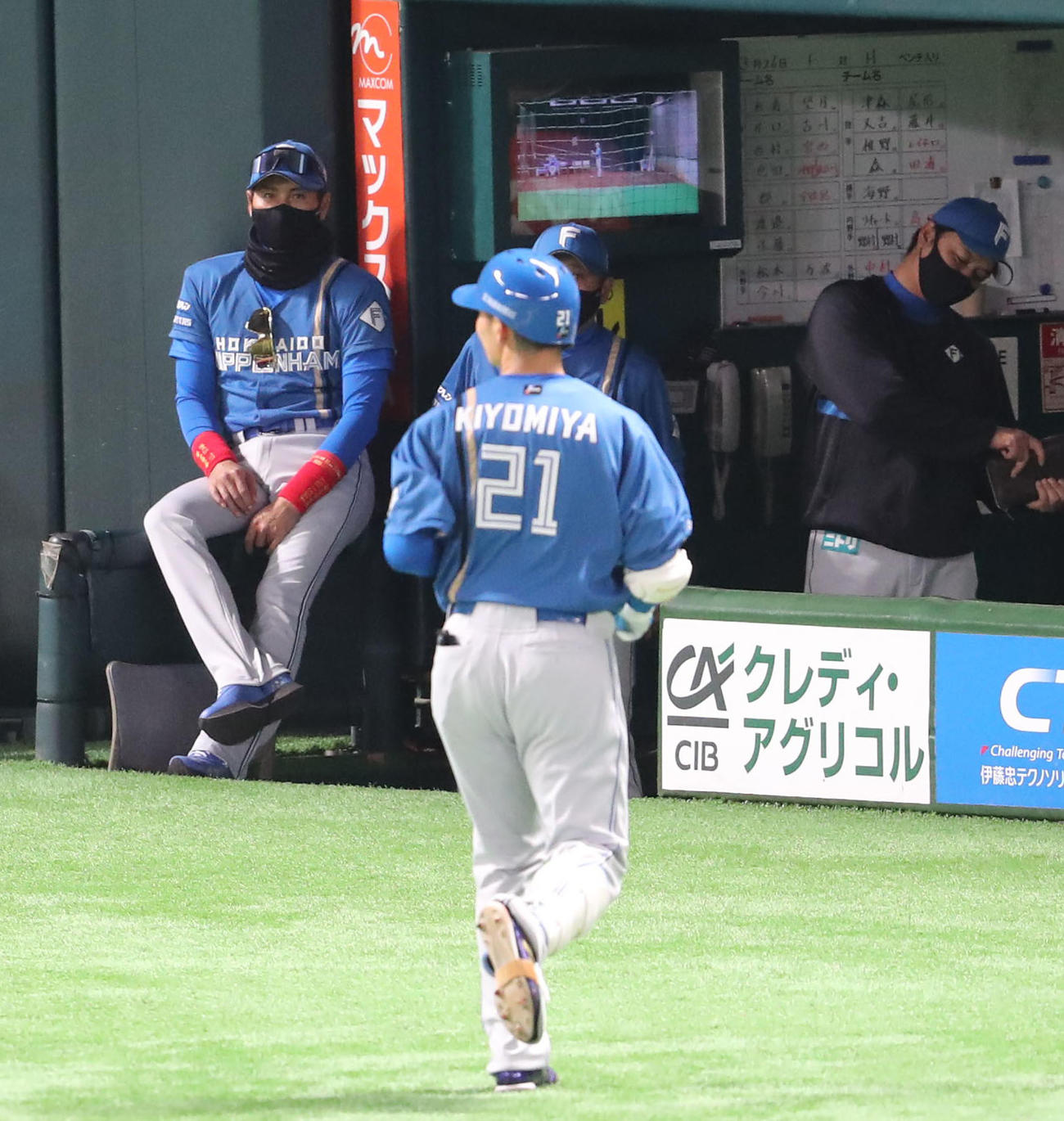 ソフトバンク対日本ハム　2回表日本ハム無死、清宮幸太郎は左飛に終わる。見つめる新庄剛志監督（撮影・梅根麻紀）