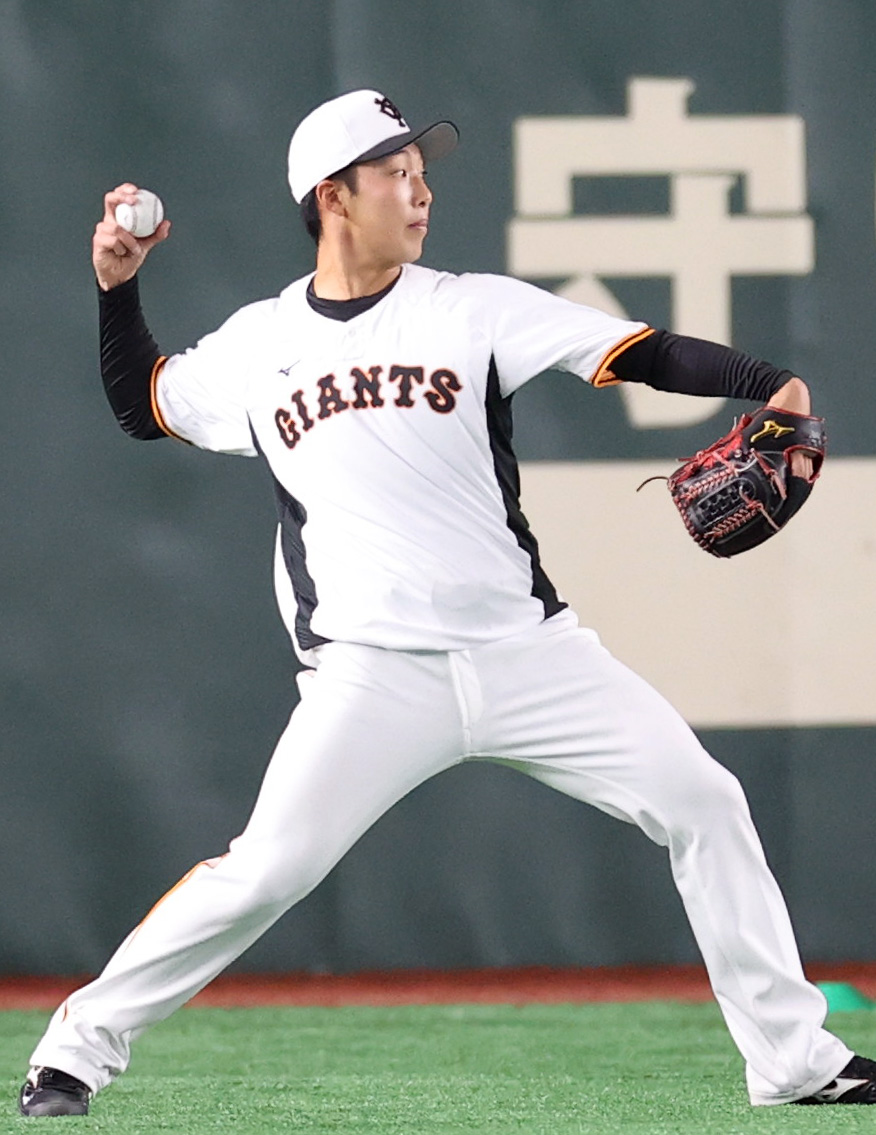 巨人対中日　試合前の練習でキャッチボールをする赤星（撮影・狩俣裕三）