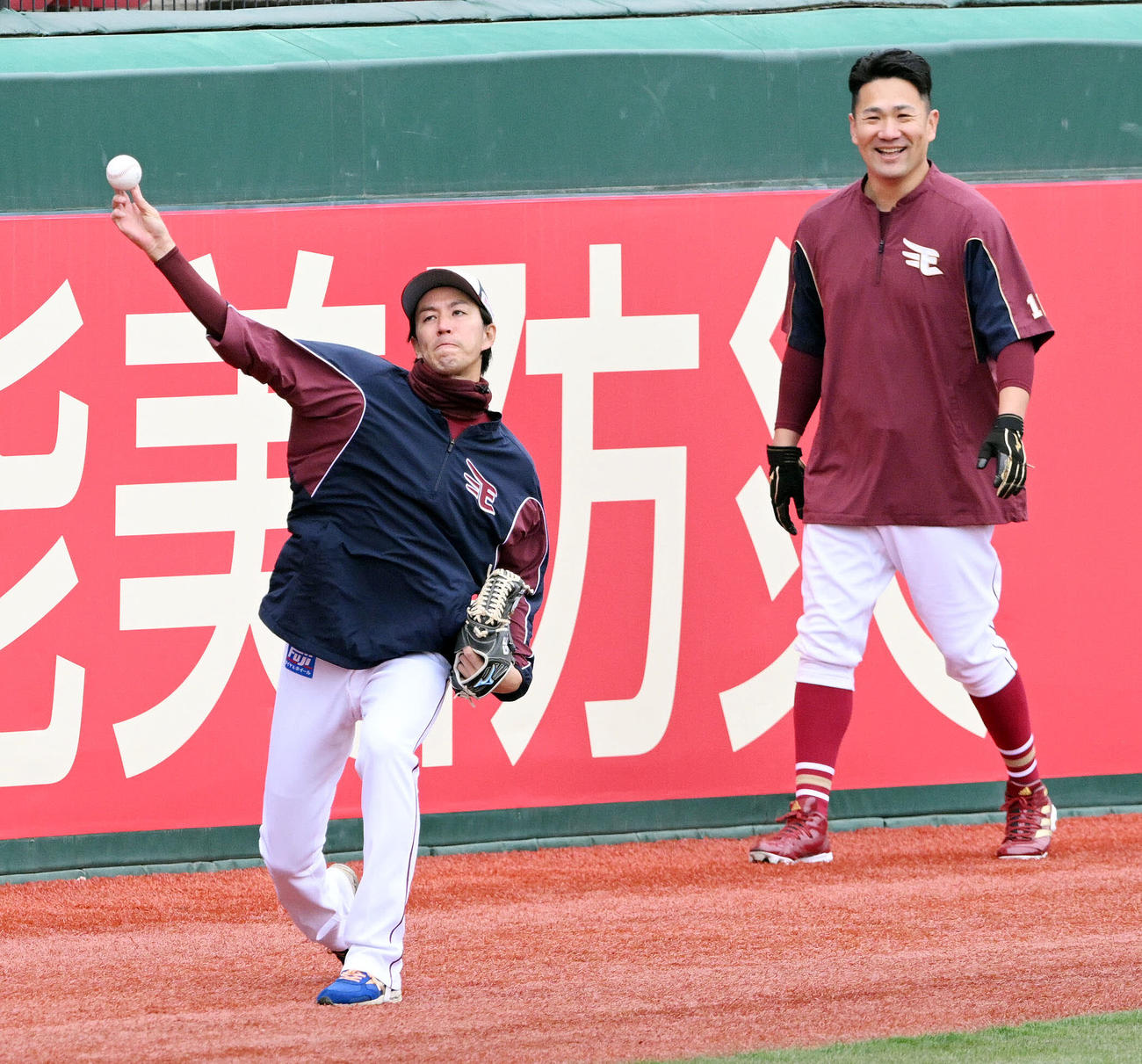 ロッテ戦の試合前練習で、キャッチボールで調整する楽天岸（左）と田中将（撮影・滝沢徹郎）