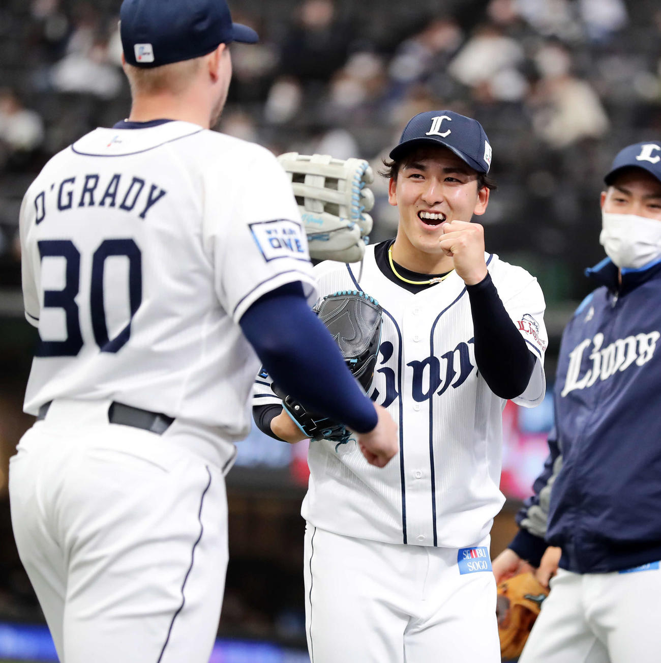 西武対オリックス　4回表オリックスの攻撃を抑えた隅田（右）は好守備を見せたオグレディを笑顔のグータッチで迎える（撮影・浅見桂子）