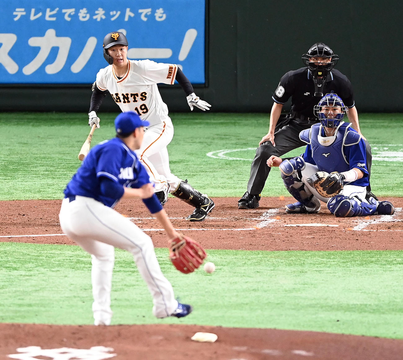 巨人対中日　2回裏巨人2死満塁、投手強襲の適時内野安打を決める山崎伊。投手勝野（撮影・たえ見朱実）