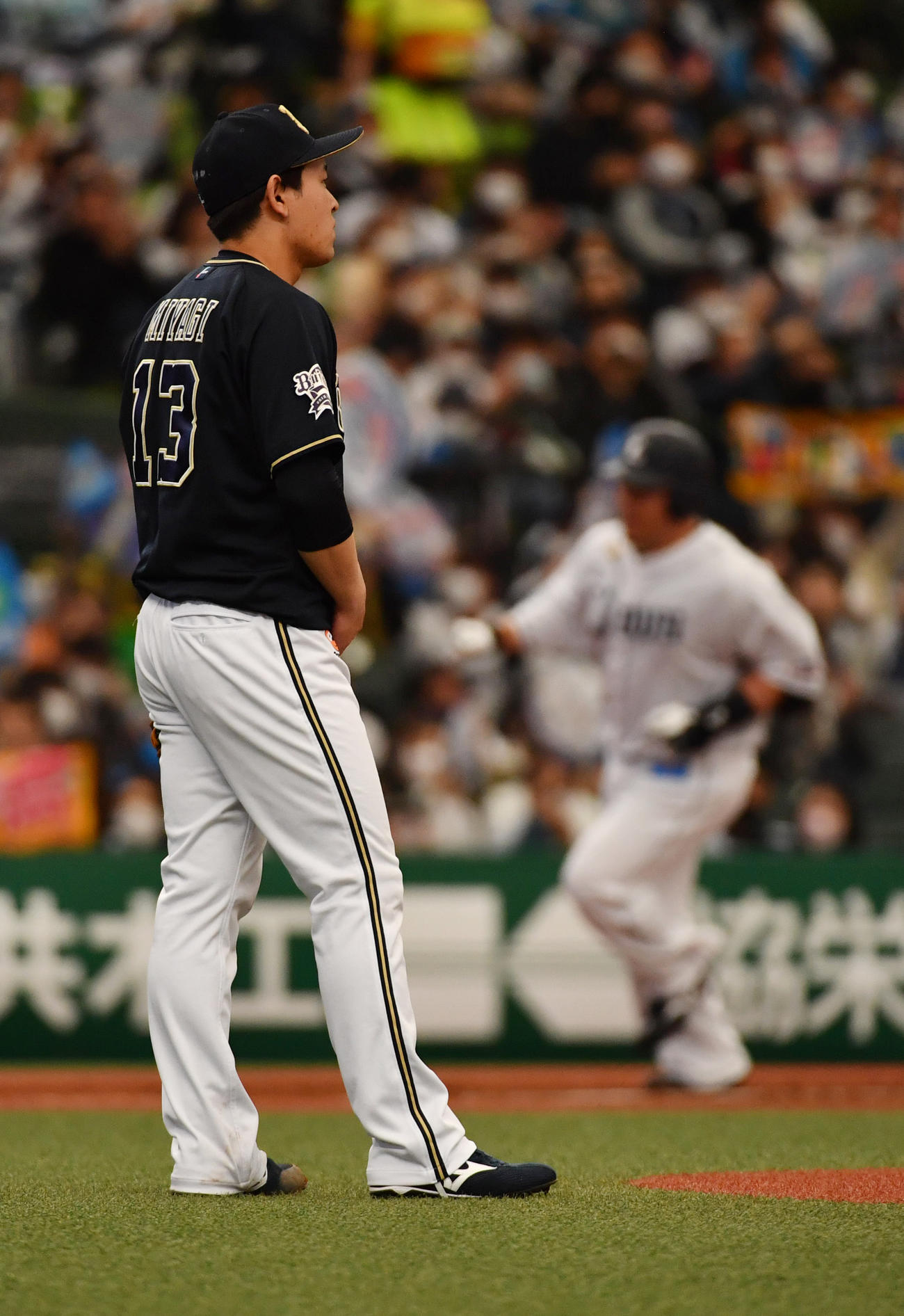 西武対オリックス　1回裏西武1死一、三塁、山川に左中間3点本塁打を浴びた宮城（撮影・柴田隆二）