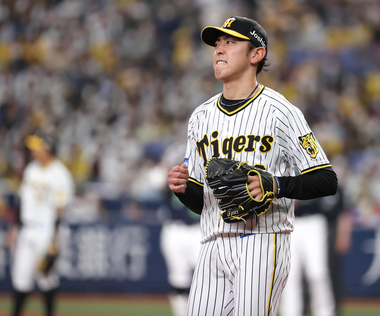 阪神対ヤクルト　6回表ヤクルト1死一塁、小川は青木に右前打を打たれ悔しがる（撮影・上山淳一）
