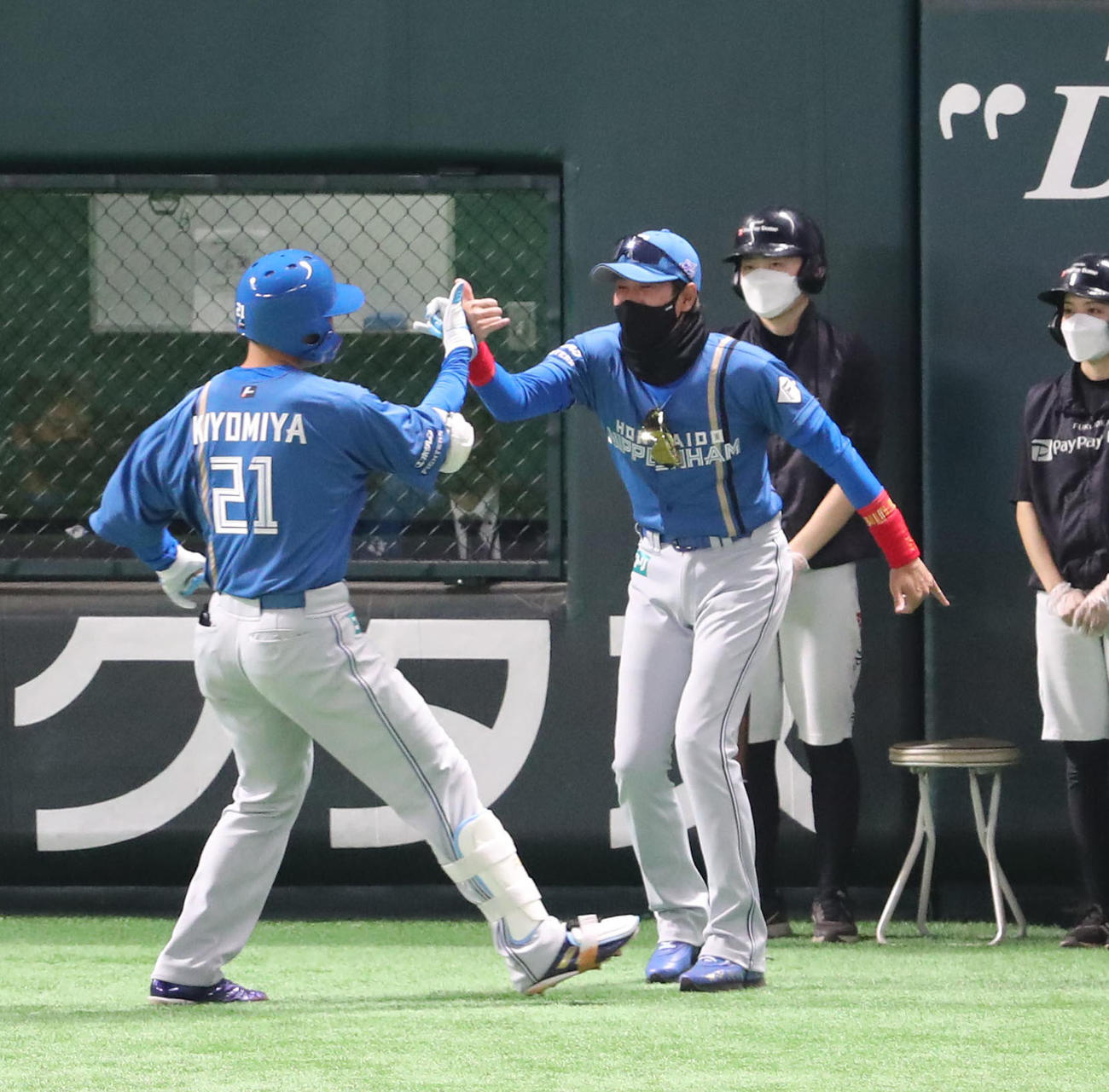 ソフトバンク対日本ハム　9回表日本ハム1死、清宮幸太郎は右越え本塁打を放つ、喜ぶ新庄剛志監督（撮影・梅根麻紀）
