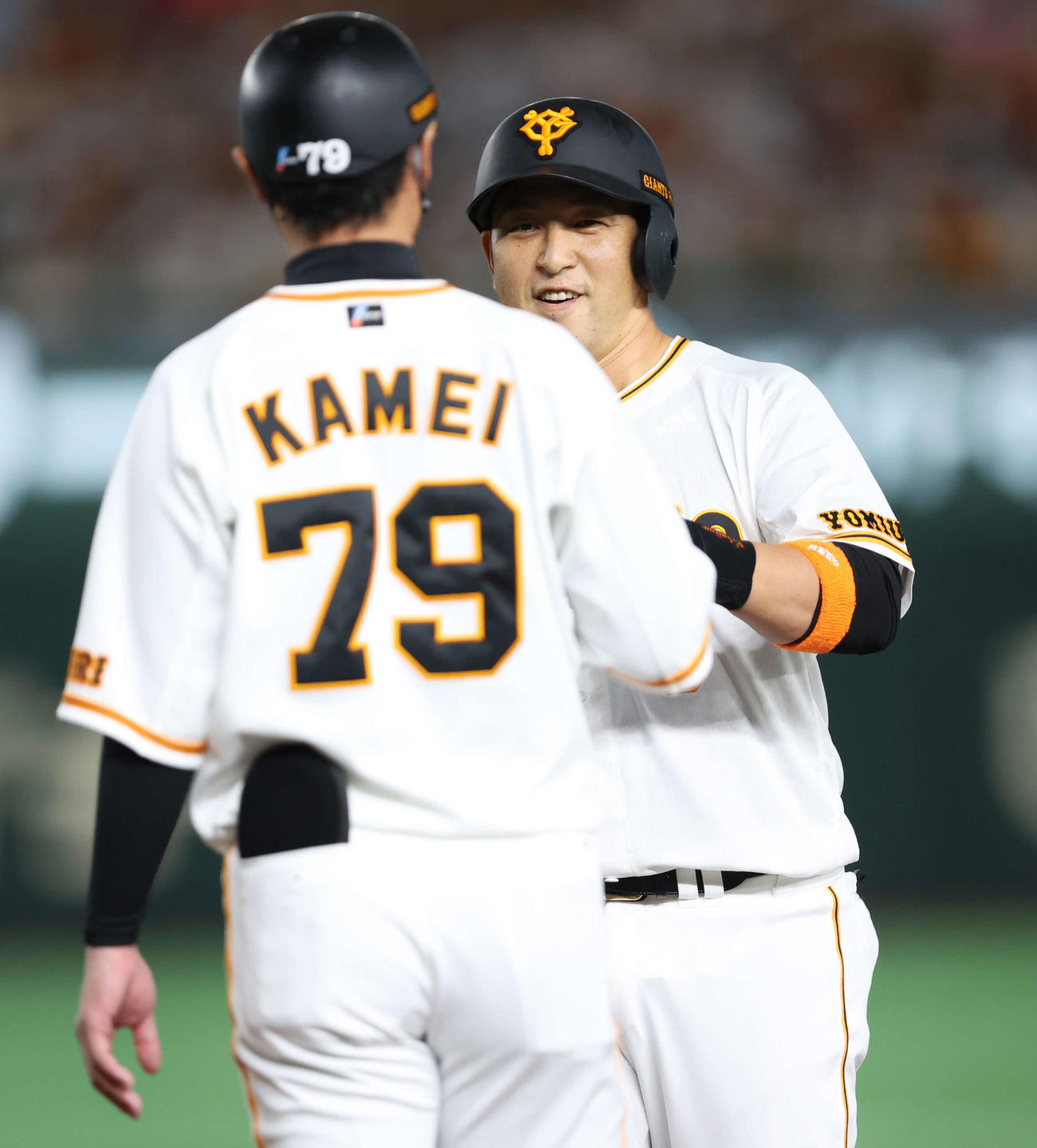 巨人対中日　8回裏巨人1死三塁、同点の左前適時打で出塁し笑顔を見せる中島（撮影・河田真司）